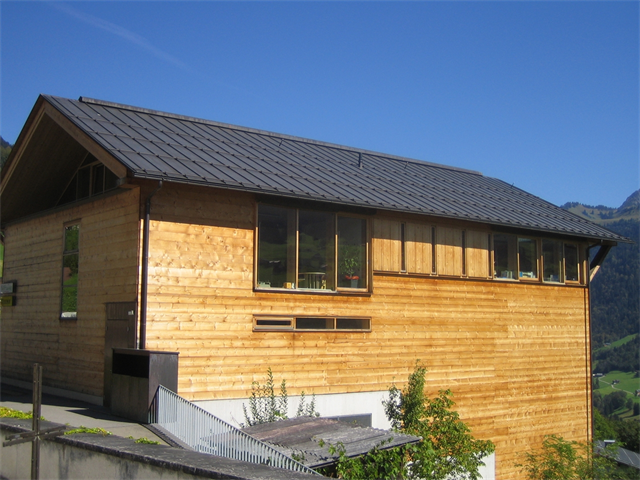Haus mit Holzfassade - 